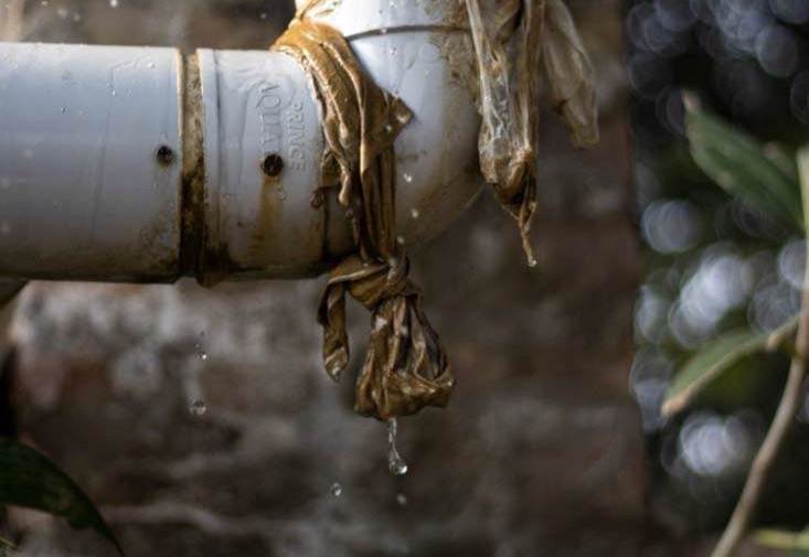 Leaking pipe emergency before repair
